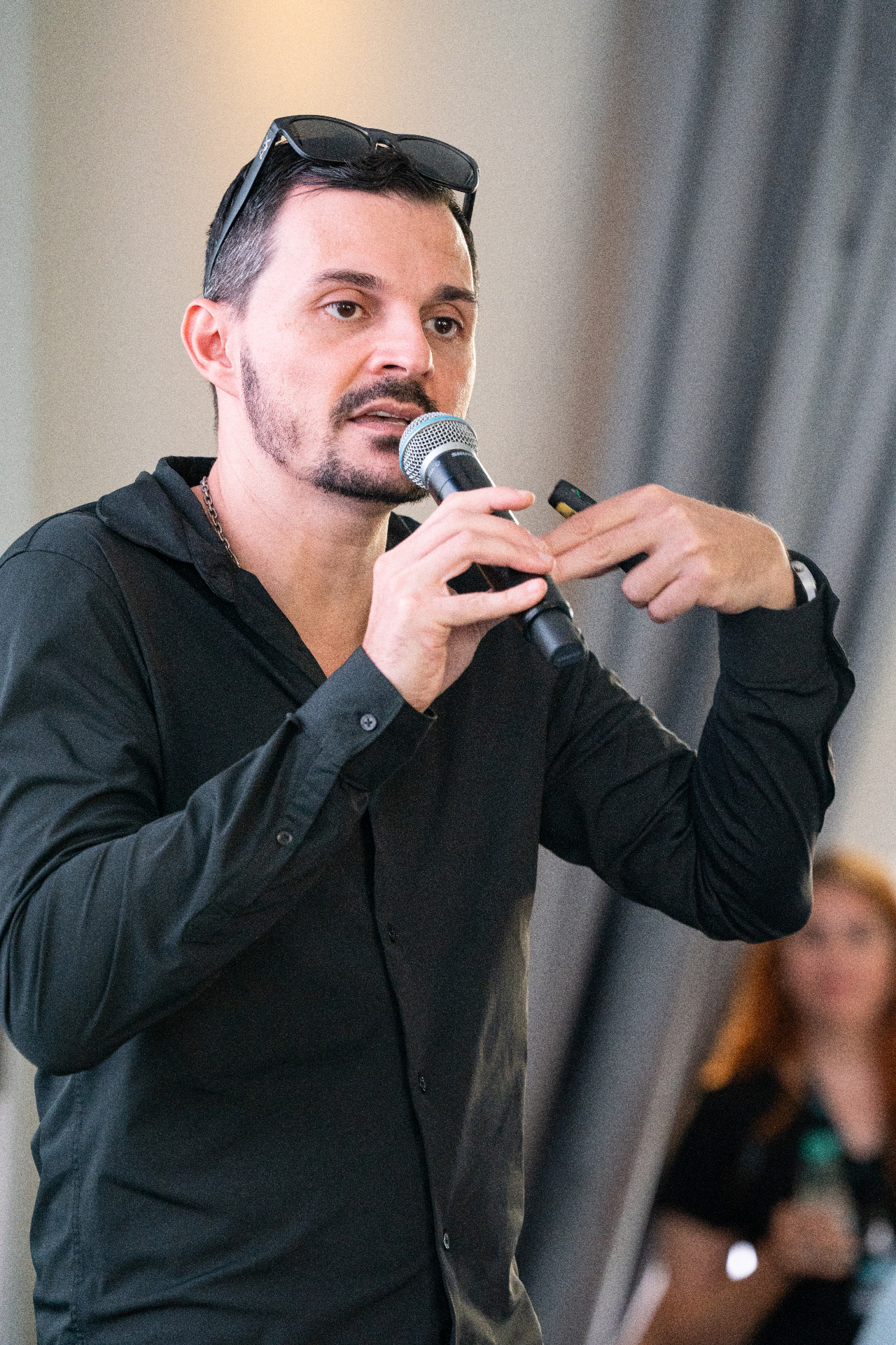 Paolo Petrelli conduzindo palestra sobre Inteligência Artificial